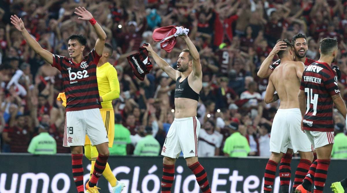 Jogadores comemoram com a torcida a classifica&ccedil;&atilde;o sobre o Emelec - Daniel Castelo Branco