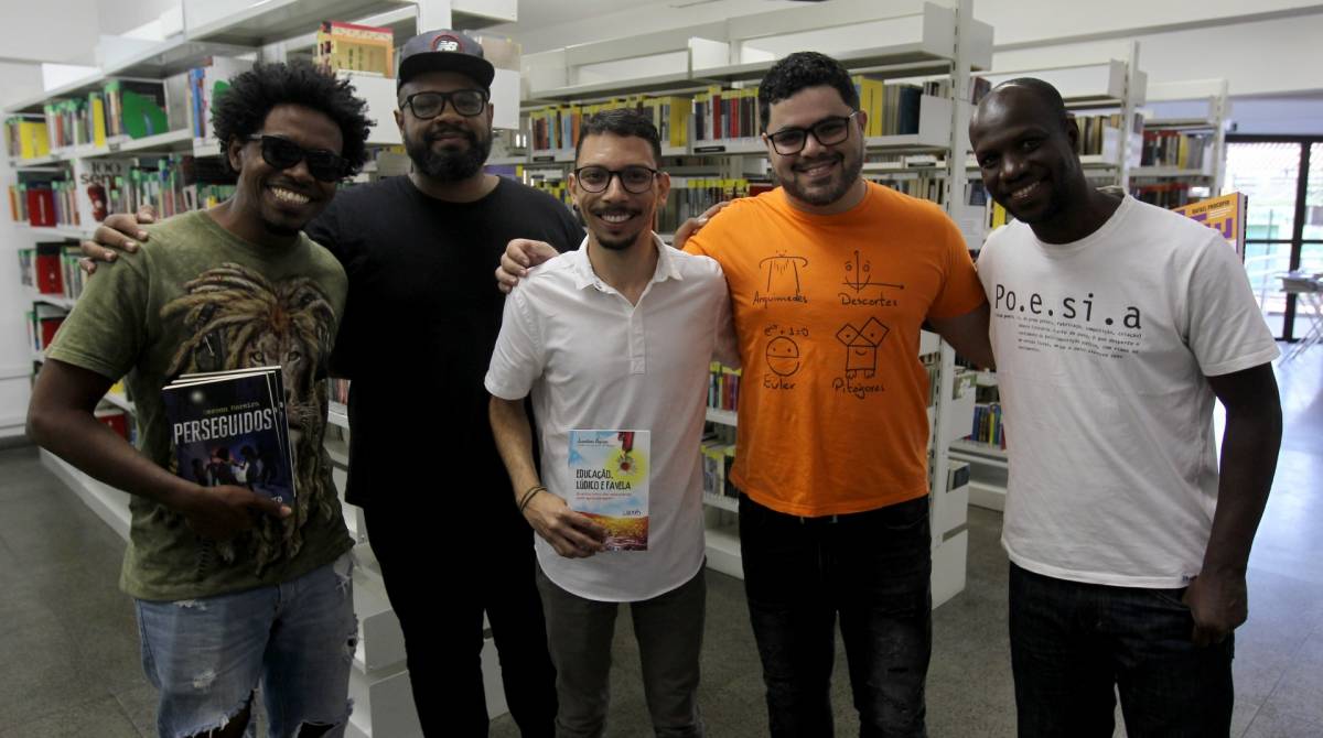 Gerson, Andr&eacute;, Jonathan, Rafael e Ot&aacute;vio: entrevista descontra&iacute;da num local familiar aos escritores, uma biblioteca no sub&uacute;rbio do Rio - Luciano Belford