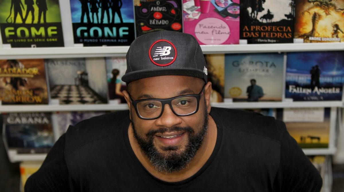 Colunista do DIA, Andr&eacute; Gabeh chega no festival liter&aacute;rio com a continua&ccedil;&atilde;o do livro 'Suburburinho' 
