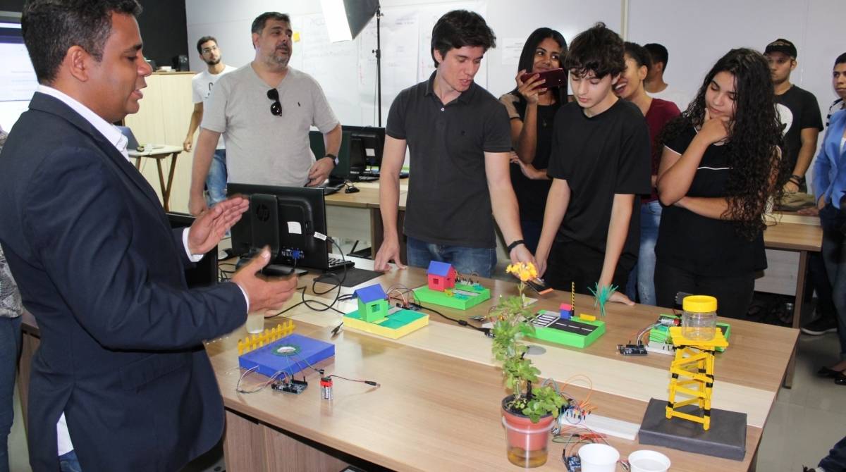 Sensor para bueiro entupido e game são algumas das criações realizadas por alunos na Casa da Inovação, projeto da Prefeitura de Nova Iguaçu - Fotos Divulgação
