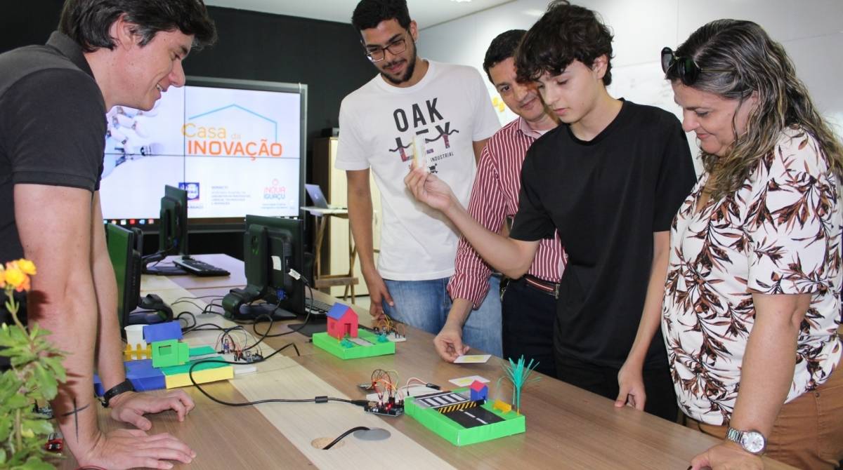Sensor de bueiro e jogo com herói criado por alunos se destacaram