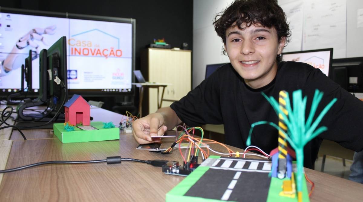 Sensor de bueiro e jogo com herói criado por alunos se destacaram