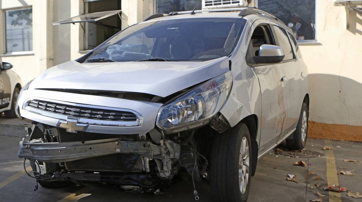 Rio de Janeiro - RJ  - 01/08/2019 - policia  - Policial milkitar baleado em tentativa de assalto, na Linha Amarela, proximo a Bonsucesso, zona norte do Rio, pista sentido centro - foto: carro do policial militar no patio da 21 delegacia, em Bonsucesso, zona norte do Rio  - Reginaldo Pimenta / Agencia O Diana foto