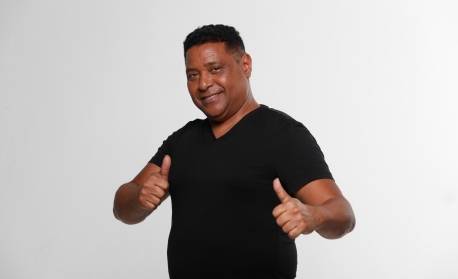Stevie B comenta expectativa para chegada ao Brasil e brinca: 'Quero comer manga'