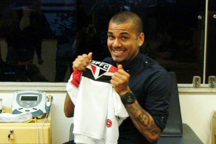 Daniel Alves é o mais novo reforço do São Paulo