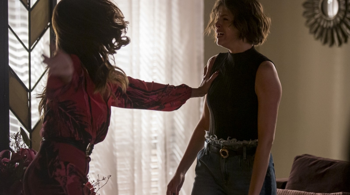 Maria da Paz (Juliana Paes) dá uma surra em Josiane (Agatha Moreira)