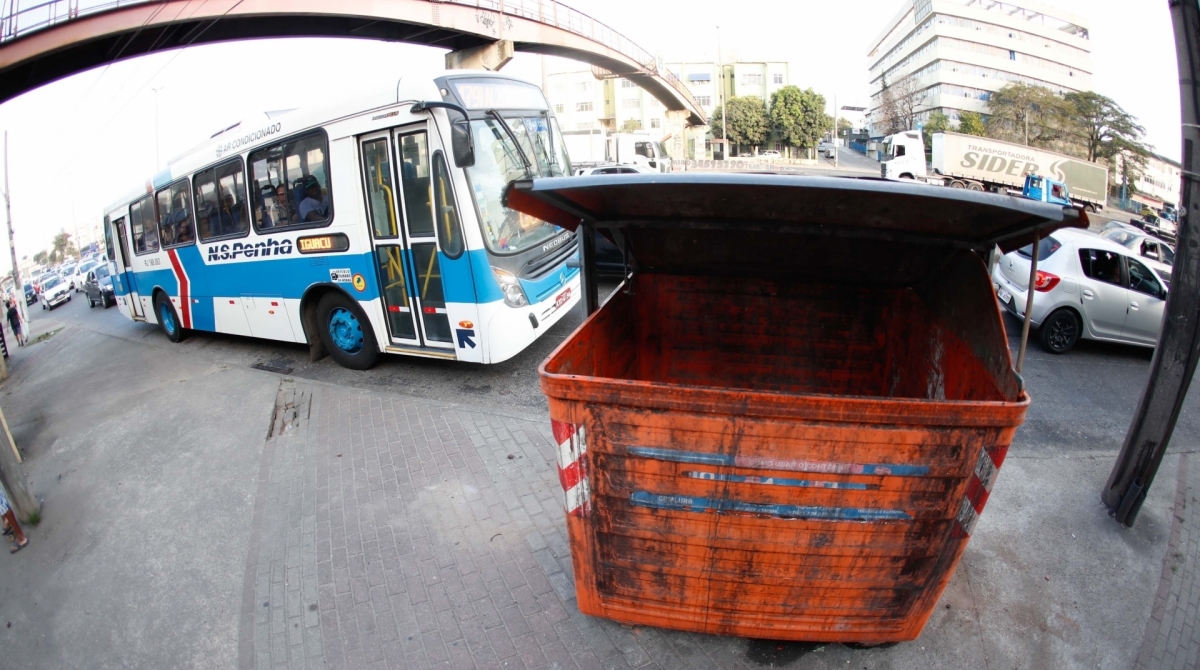 Rio, 02/08/2019, Medo nas vias expressas, na foto Tatiana latao de lixo onde os bandidos se escondem apos furtarem as pessoas Av Brasil altura de Iraja, Foto de Gilvan de Souza / Agencia O Dia