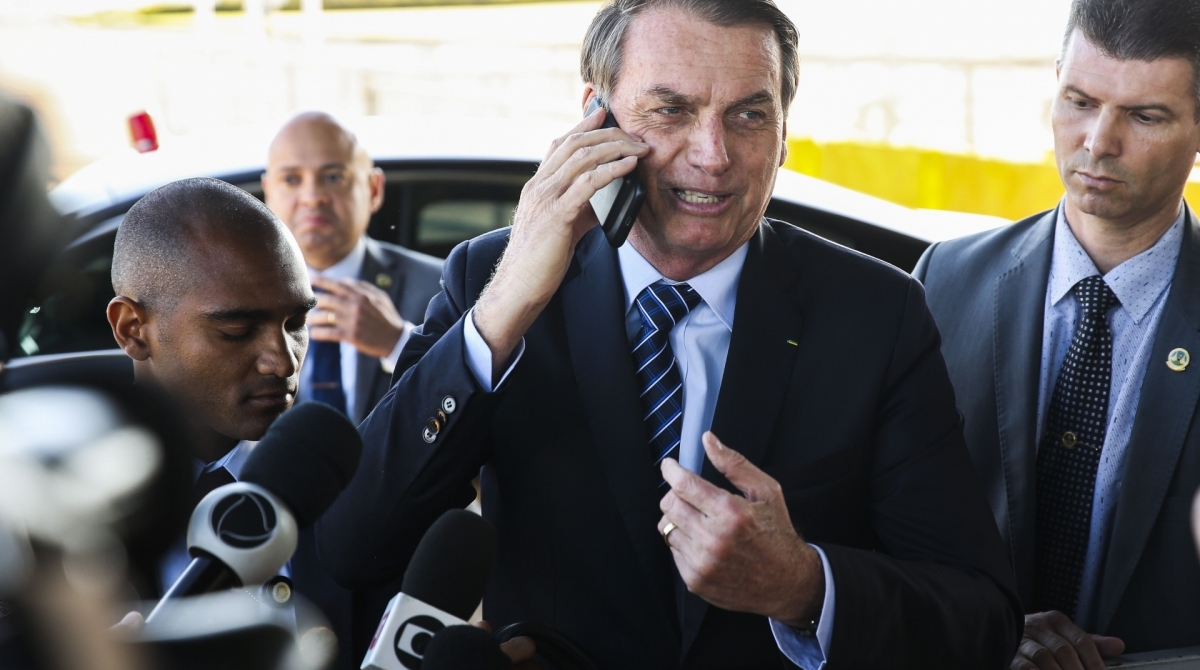 Presidente Jair Bolsonaro, fala à imprensa ao sair do Palácio da Alvorada