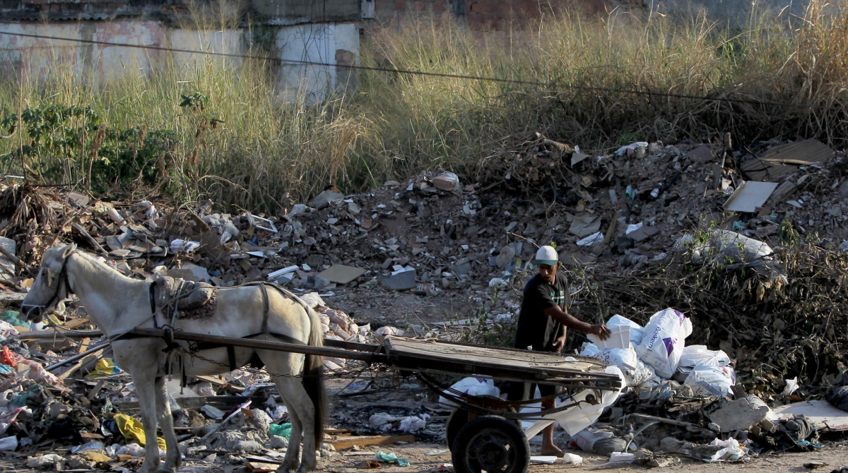 Lixo e entulho tomam conta da cal&ccedil;ada na Rua Cardoso de Castro - Luciano Belford/Ag&ecirc;ncia O Dia