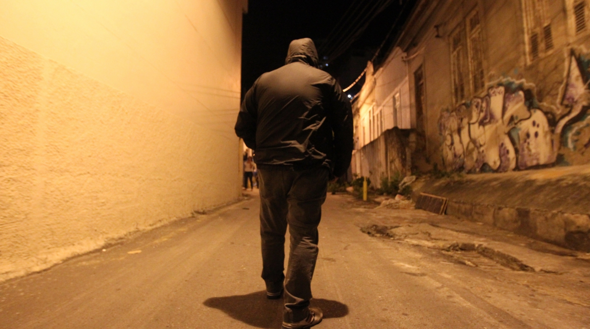 X. trabalha à noite no Centro do Rio e evita andar com objetos de valor e dinheiro nas ruas da região - Fotos de Luciano Belford