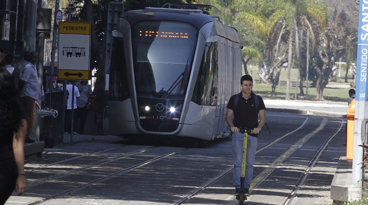 Rio,02/08/2019 -CENTRO- Novas regras para uso de patinetes eletricas entram em vigor na cidade do Rio de Janeiro. Na foto, usuÃÂ¡rio na linha do VLT . Foto: ClÃÂ©ber Mendes/AgÃÂªncia O Dia