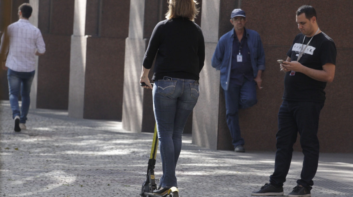 Rio,02/08/2019 -CENTRO- Novas regras para uso de patinetes eletricas entram em vigor na cidade do Rio de Janeiro. Na foto, usuário anda na calçada . Foto: Cléber Mendes/Agência O Dia