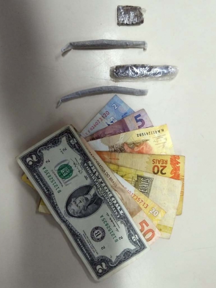 Material apreendido com os dois