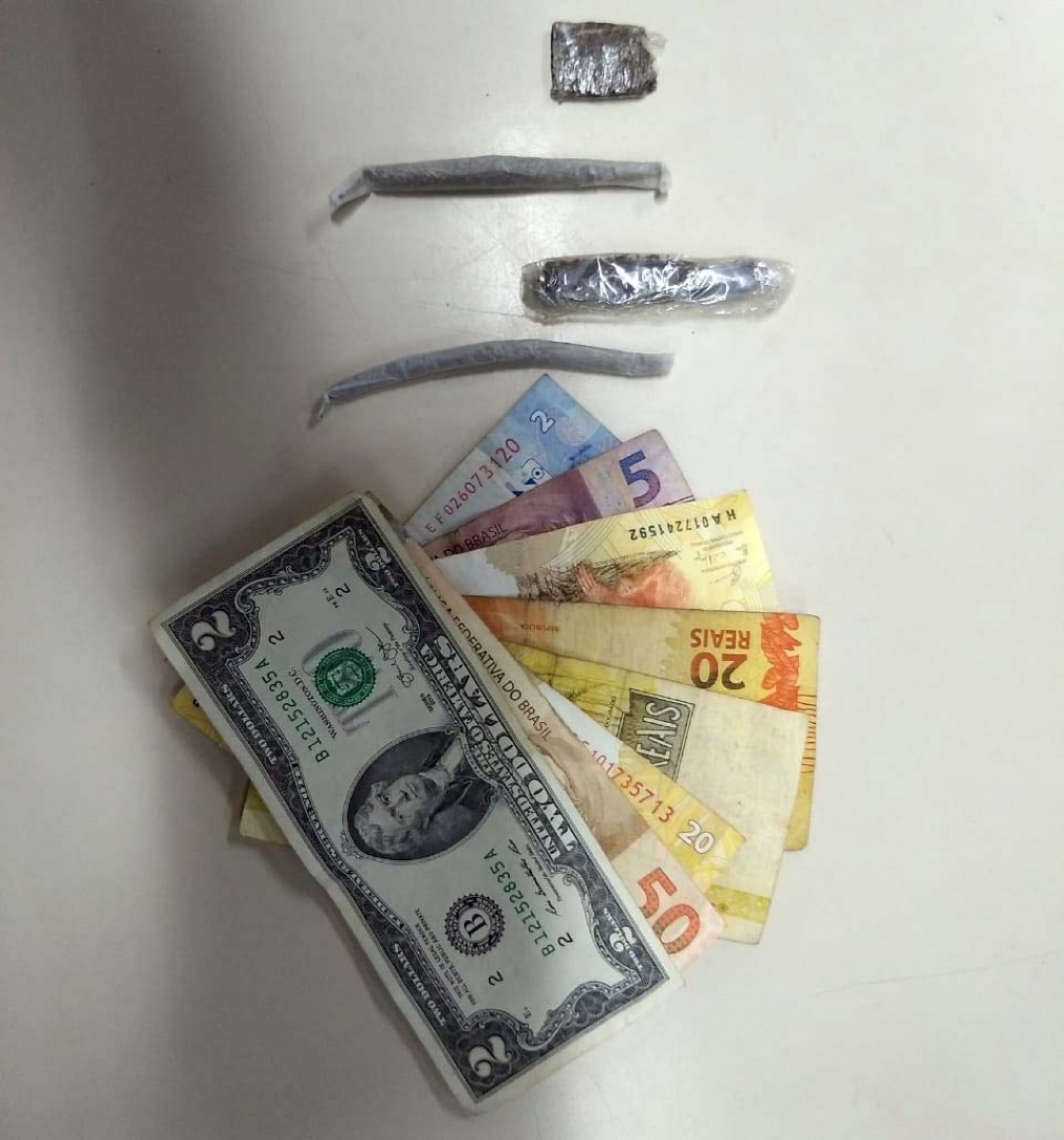 Material apreendido com os dois - Divulga&ccedil;&atilde;o / Pol&iacute;cia Militar