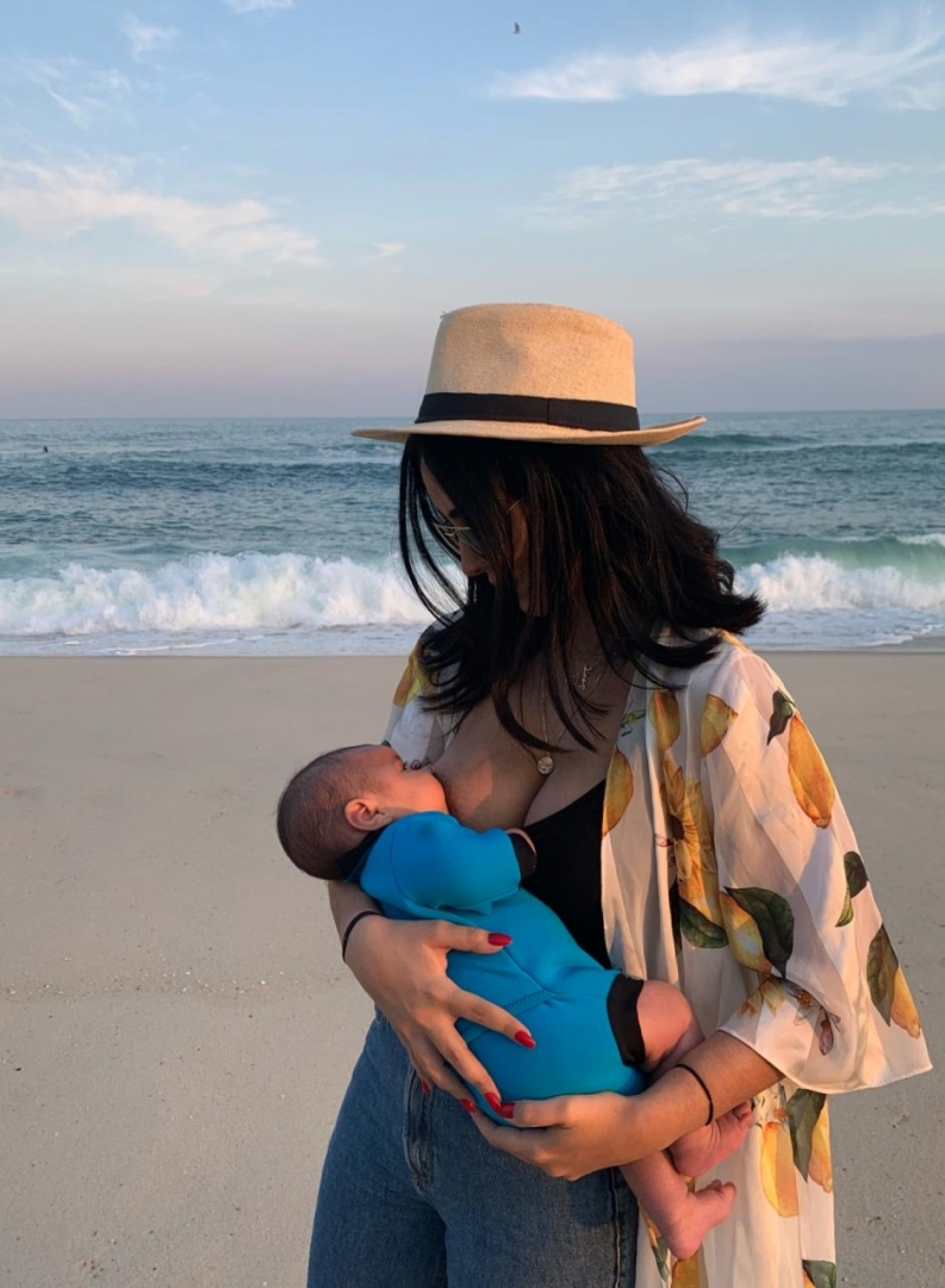 Bruno Gudes e Jade Seba levam filho para conhecer o mar