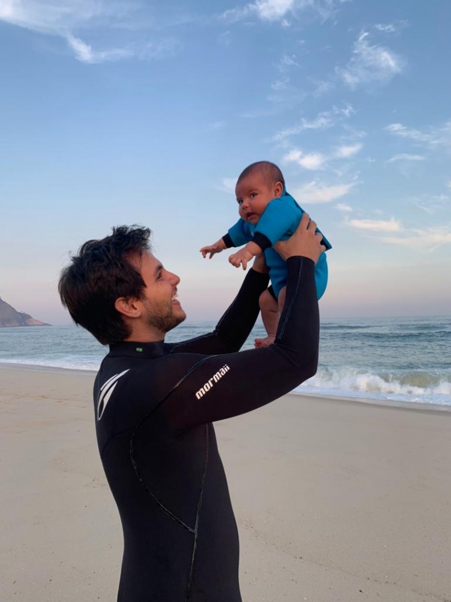 Bruno Gudes e Jade Seba levam filho para conhecer o mar