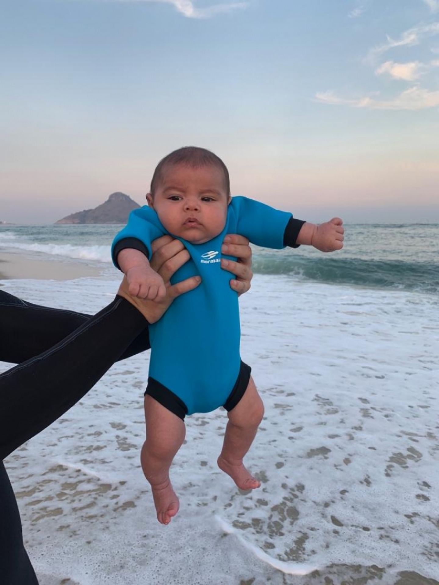 Momento fofura! Bruno Gudes e Jade Seba levam filho para 