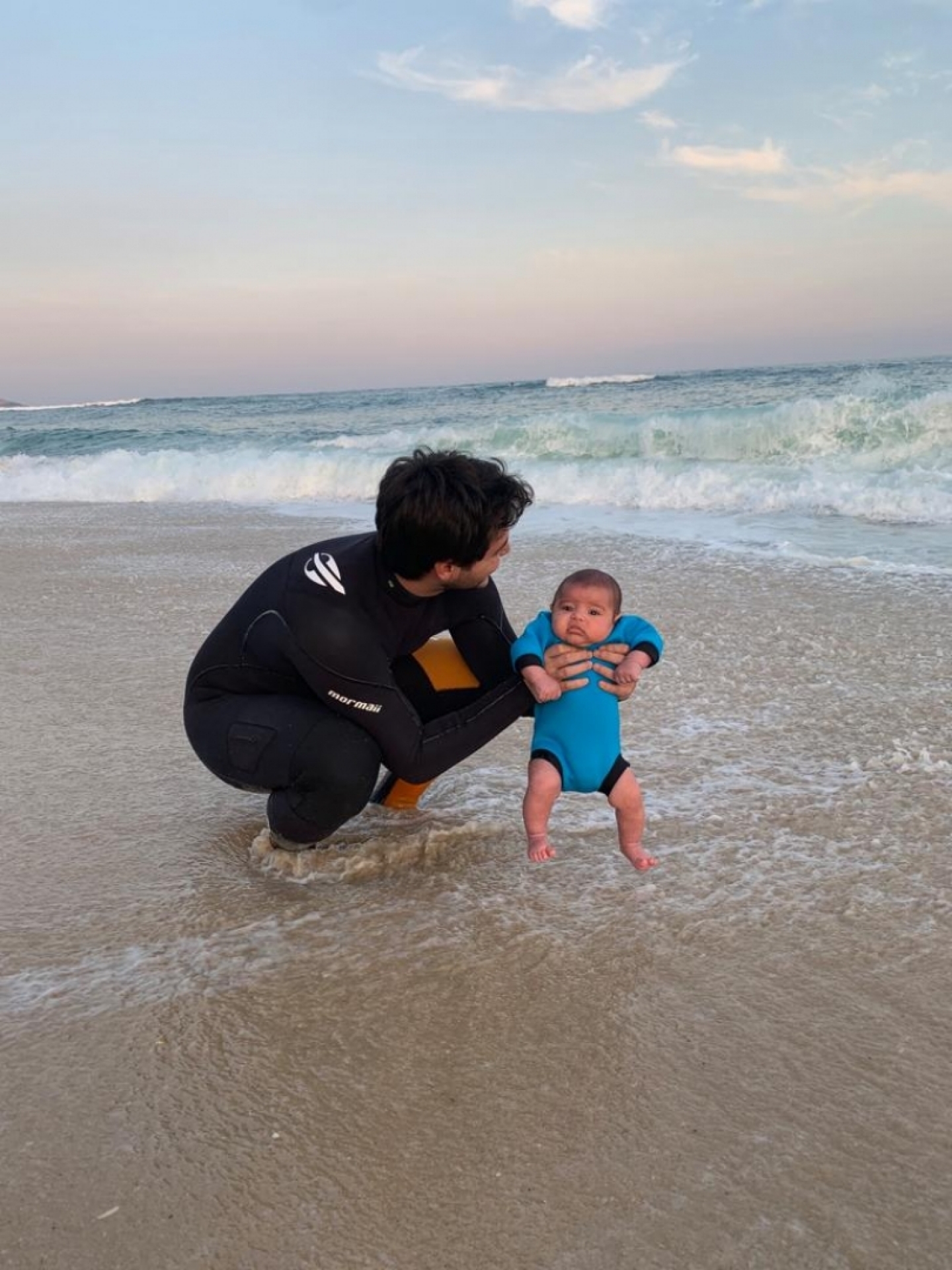 Bruno Gudes e Jade Seba levam filho para conhecer o mar
