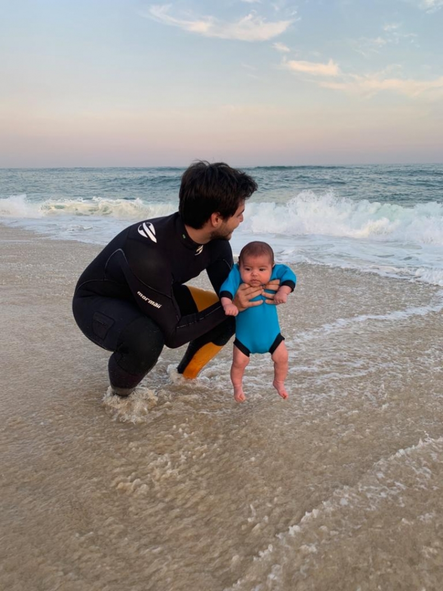 Bruno Gudes e Jade Seba levam filho para conhecer o mar