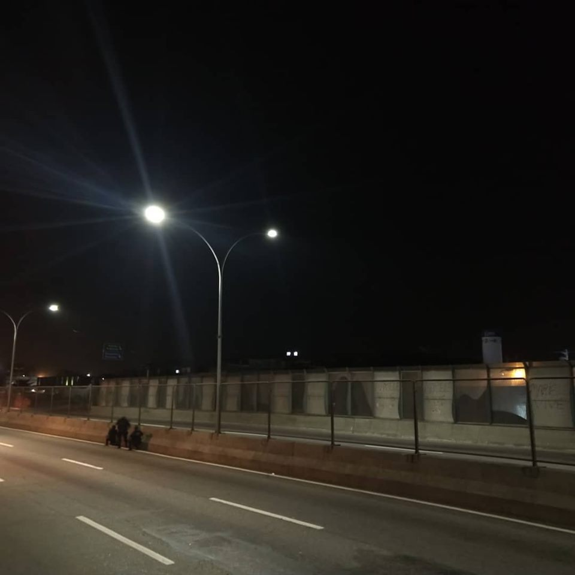 Linha Amarela foi fechada na noite desta sexta-feira nos dois sentidos por ação da PM na Maré, Zona Norte do Rio  - Reprodução/ Facebook/ Maré Vive