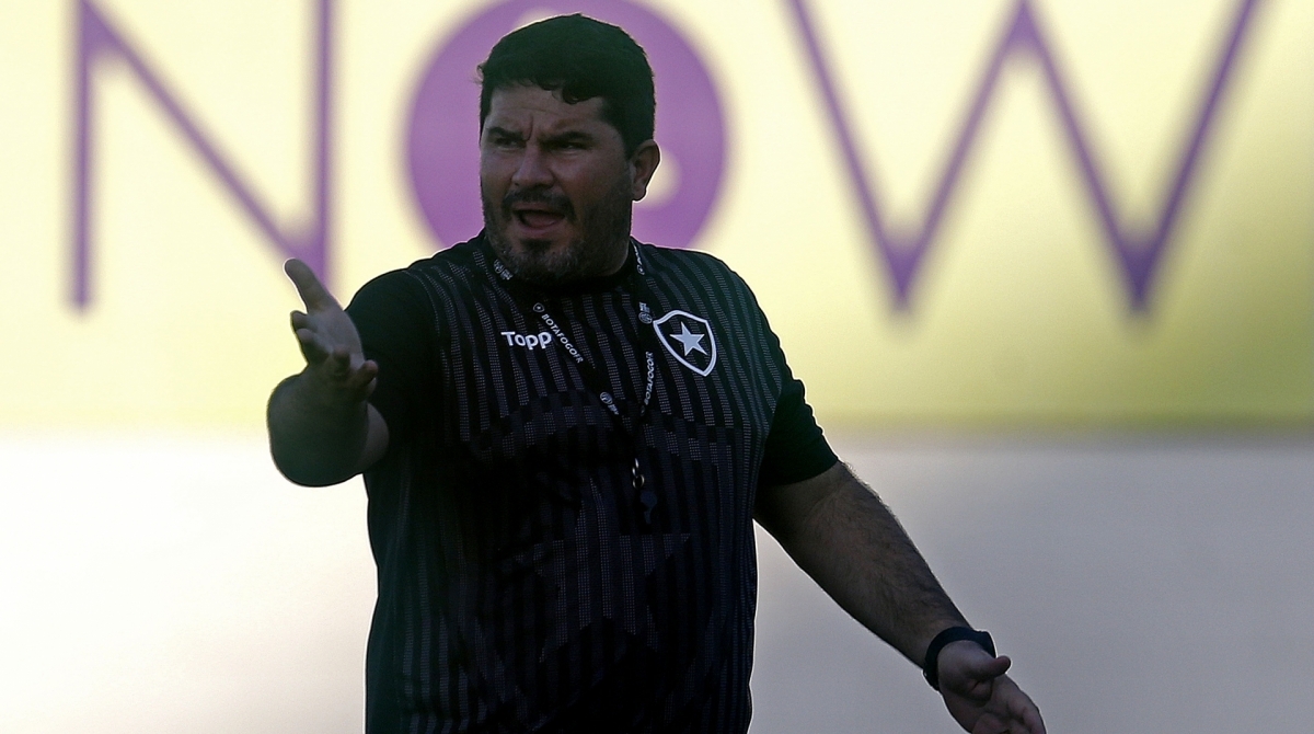 Barroca tenta administrar a crise com vitórias. Fora dele, cestas básicas aliviam o drama dos funcionários - VITOR SILVA/BOTAFOGO