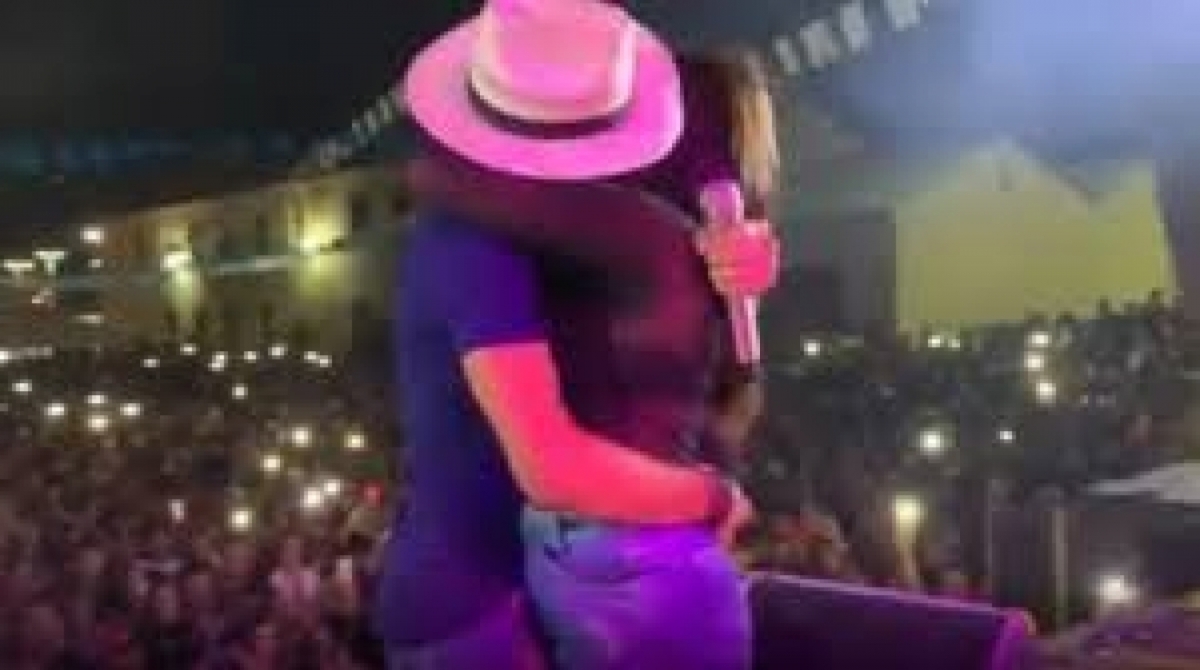 Thullio Milionário beija blogueira casada em show