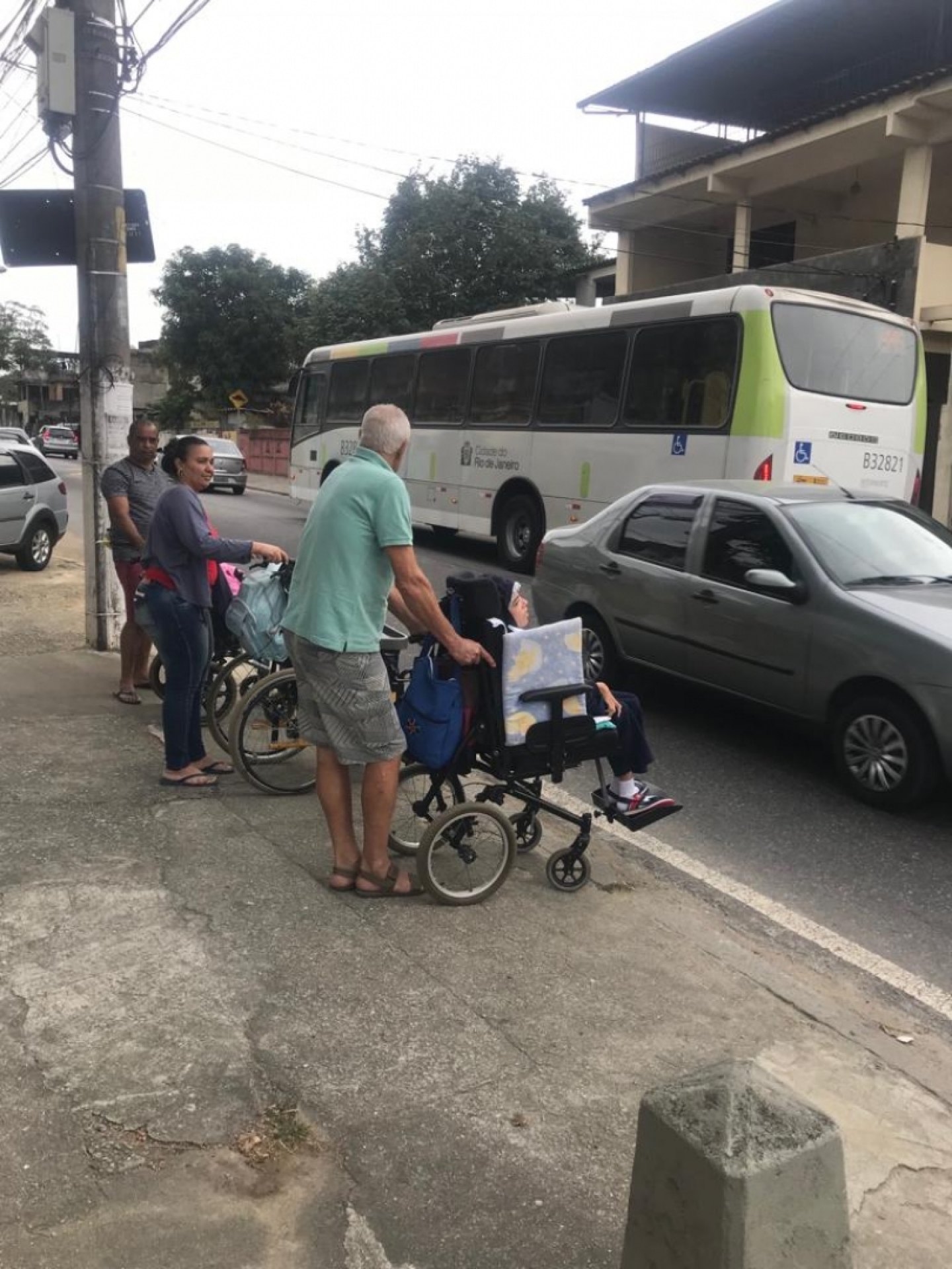 Sem semáforo, pedestres, principalmente cadeirantes, têm dificuldades para atravessar na Av. Nazaré