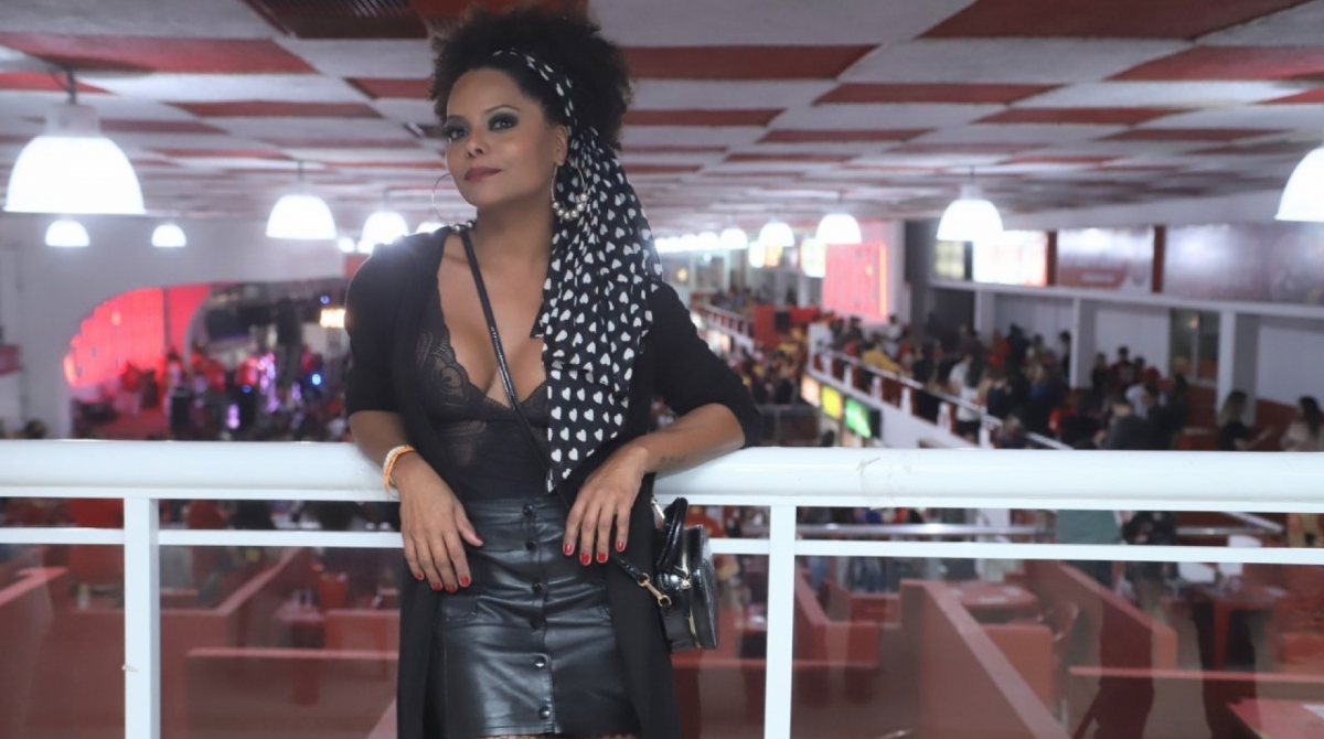 Viviane Ara&uacute;jo cai no samba na quadra quadra do Salgueiro 