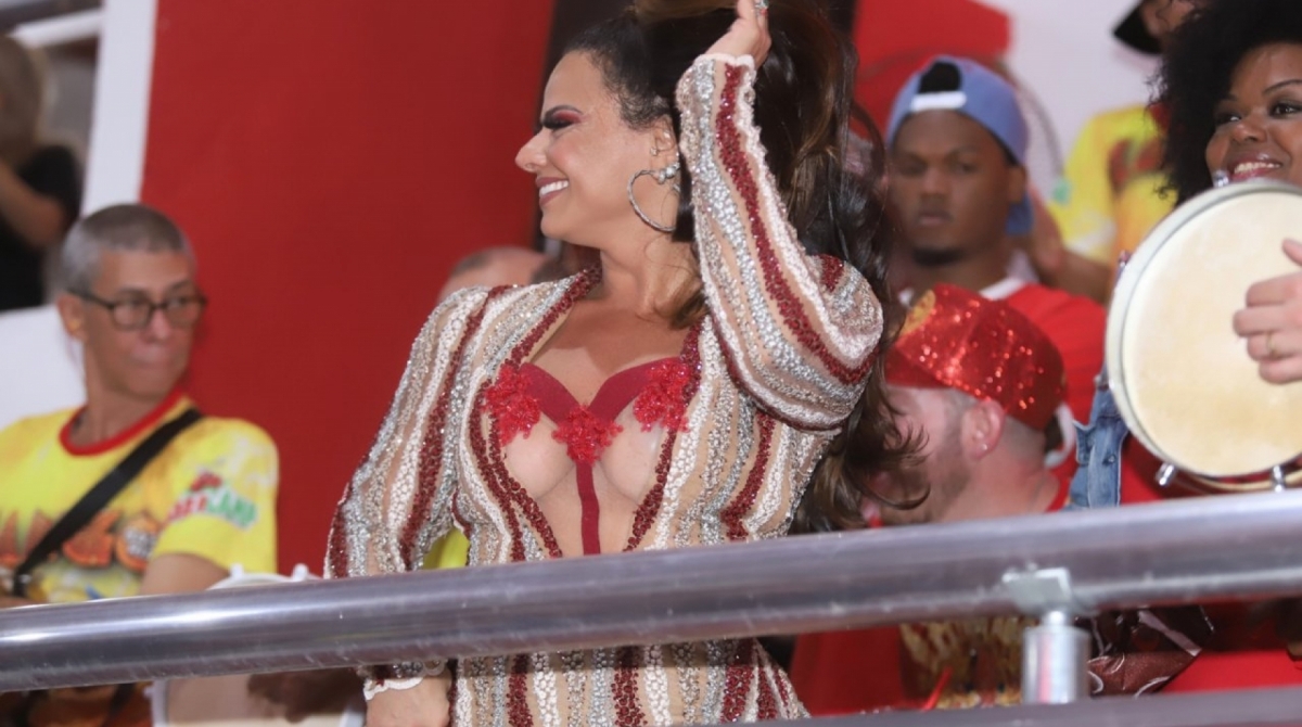 Viviane Araújo cai no samba na quadra quadra do Salgueiro 