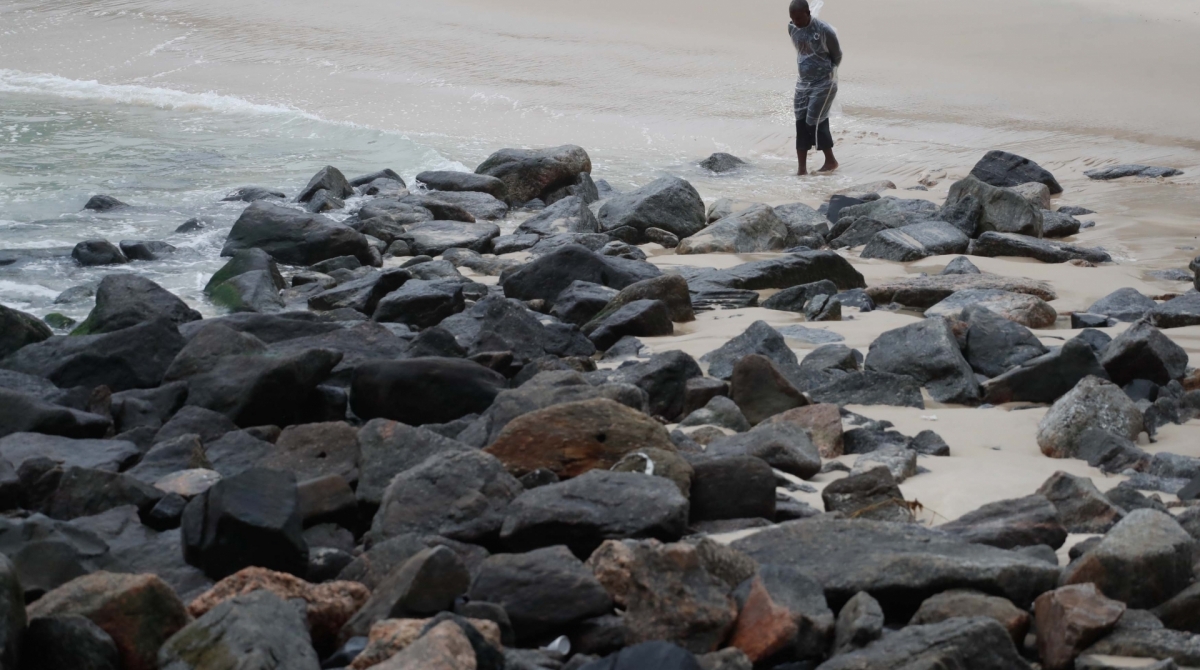 Rio, 04/08/2019, Frio na cidade, na foto costao do Leme com pessaos e pescadores, Foto de Gilvan de Souza / Agencia O Dia