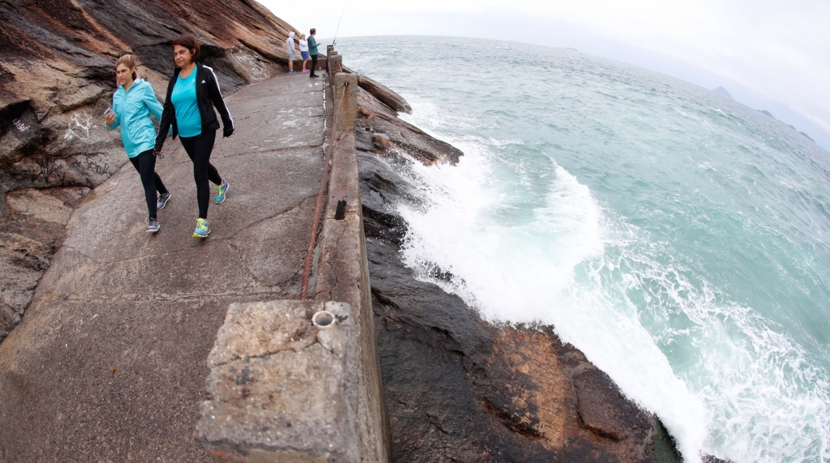 Rio, 04/08/2019, Frio na cidade, na foto costao do Leme com pessaos e pescadores, Foto de Gilvan de Souza / Agencia O Dia