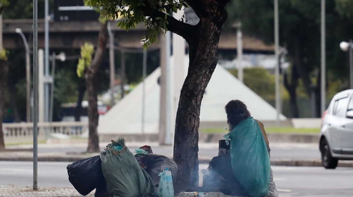Moradores em situação de rua na Avenida Presidente Vargas, no Centro - Gilvan de Souza / Agência O Dia