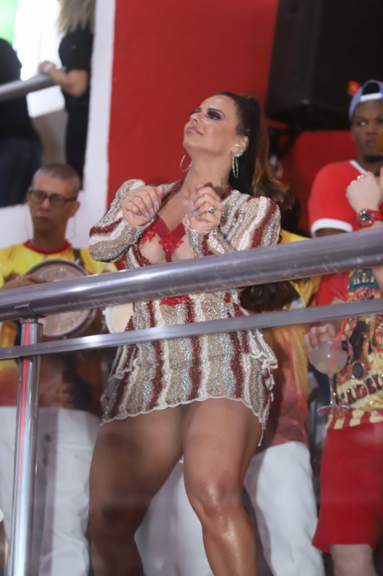 Viviane Araújo cai no samba na quadra quadra do Salgueiro 