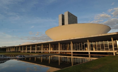 Levantamento mostra que discurso pró-armamentista domina plenário do Congresso desde 2015