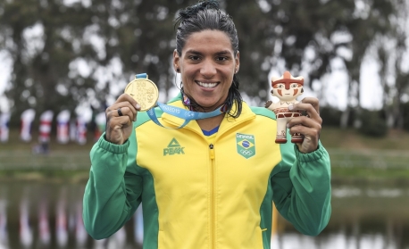 Ana Marcela Cunha chega em Santiago para o Pan e sonha com o bicampeonato