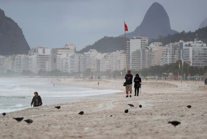 Rio, 04/08/2019, Frio na cidade, na foto costao do Leme com pessaos e pescadores, Foto de Gilvan de Souza / Agencia O Dia
