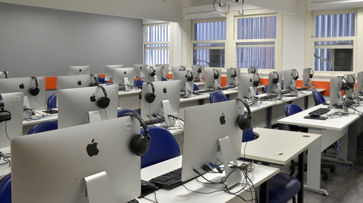 Laboratório da Faculdade Senac RJ: casos reais são tratados na graduação e muitos estudantes são contratados antes de formados - Divulgação