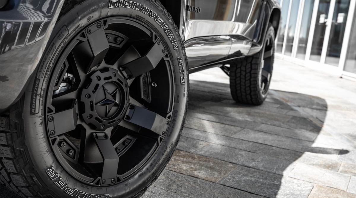 Rodas de 20 polegadas com perfil alto são destaque na lateral do Jeep customizado