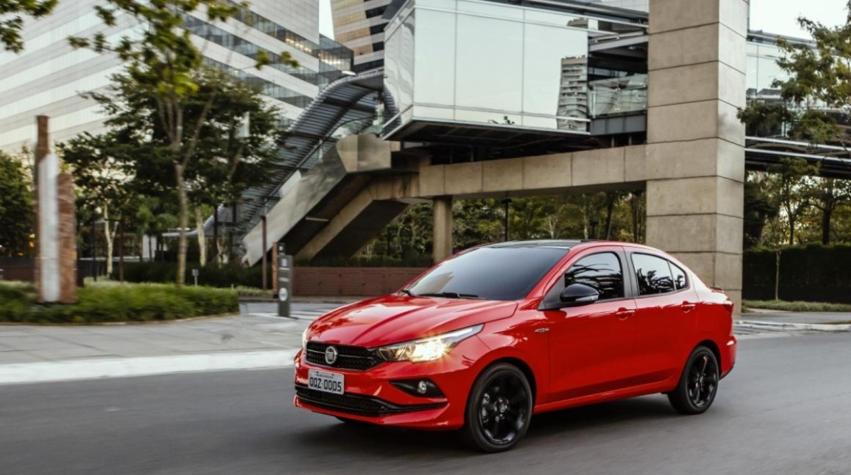 Tom escurecido está presente na grade da dianteira, logo, rodas, retrovisor e aerofólio na campa do porta-malas