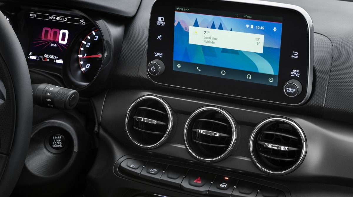 Central multimÃ­dia Uconnect tem tela de sete polegadas sensÃ­vel ao toque. Sistema permite o espelhamento do celular via Android Auto e Apple Car Play