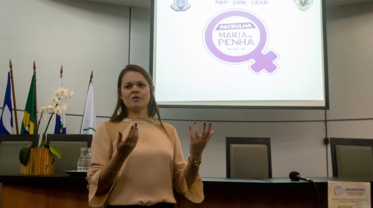 A coordenadora da Ceam, Jane Roriz. Patrulha Maria da Penha comemora um ano de atuação com palestras no auditório da prefeitura - Rui Porto Filho/Divulgação prefeitura de Macaé