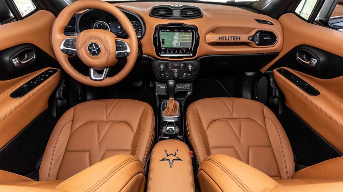 Interior do Renegade customizado tem acabamento todo em couro tom caramelo
