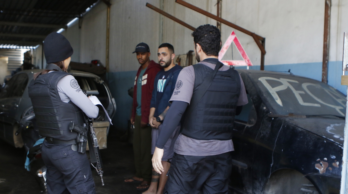 Rio de Janeiro - RJ  - 06/08/2019 - Policia - A Delegacia de Roubos e Furtos de Automoveis ( DRFA ) faz -  na manha de hoje, opera&ccedil;ao para reprimir roubo de veiculos em Realengo e Vila Kennedy, zona oeste do Rio  - na foto, ferro velho em Realengo -  Foto Reginaldo Pimenta / Agencia O Dia