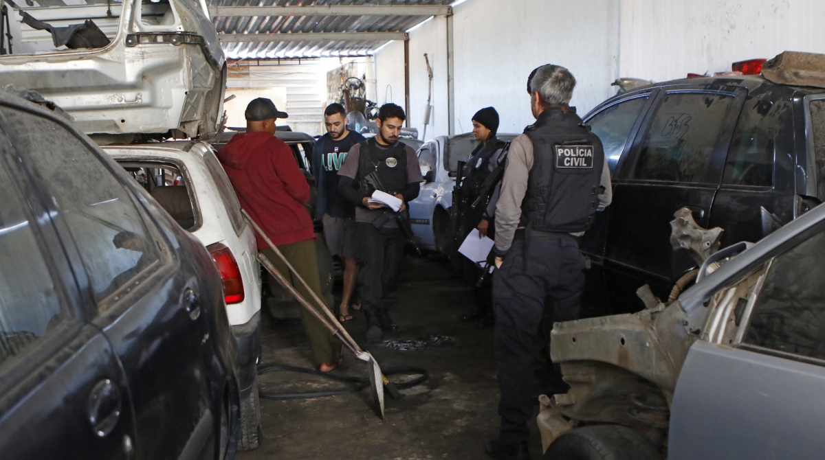 Rio de Janeiro - RJ  - 06/08/2019 - Policia - A Delegacia de Roubos e Furtos de Automoveis ( DRFA ) faz -  na manha de hoje, opera&ccedil;ao para reprimir roubo de veiculos em Realengo e Vila Kennedy, zona oeste do Rio  - na foto, ferro velho em Realengo -  Foto Reginaldo Pimenta / Agencia O Dia