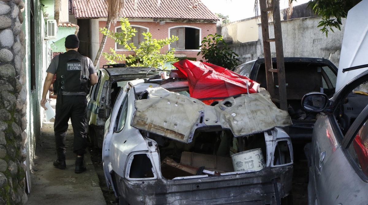 Rio de Janeiro - RJ  - 06/08/2019 - Policia - A Delegacia de Roubos e Furtos de Automoveis ( DRFA ) faz -  na manha de hoje, opera&ccedil;ao para reprimir roubo de veiculos em Realengo e Vila Kennedy, zona oeste do Rio  - na foto, ferro velho em Realengo -  Foto Reginaldo Pimenta / Agencia O Dia