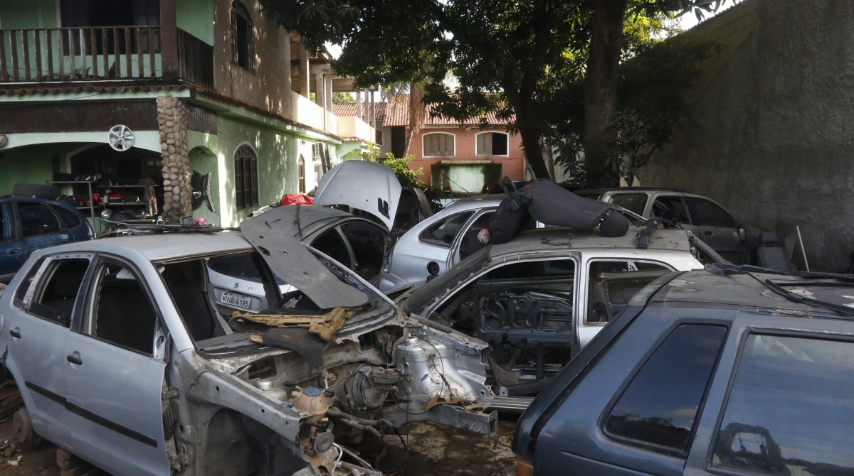 Carca&ccedil;as encontradas em um dos ferros-velhos - Ag&ecirc;ncia O Dia