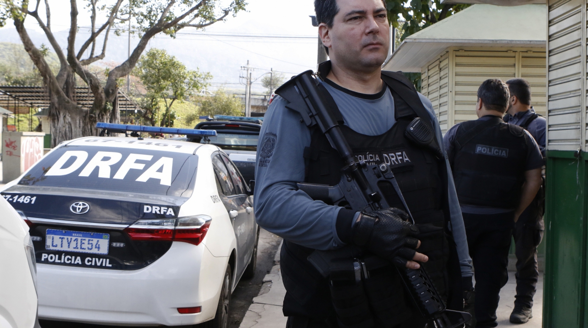 Policiais da Delegacia de Roubos e Furtos de Autom&oacute;veis (DRFA) prenderam o criminoso nesta ter&ccedil;a-feira - Ag&ecirc;ncia O Dia