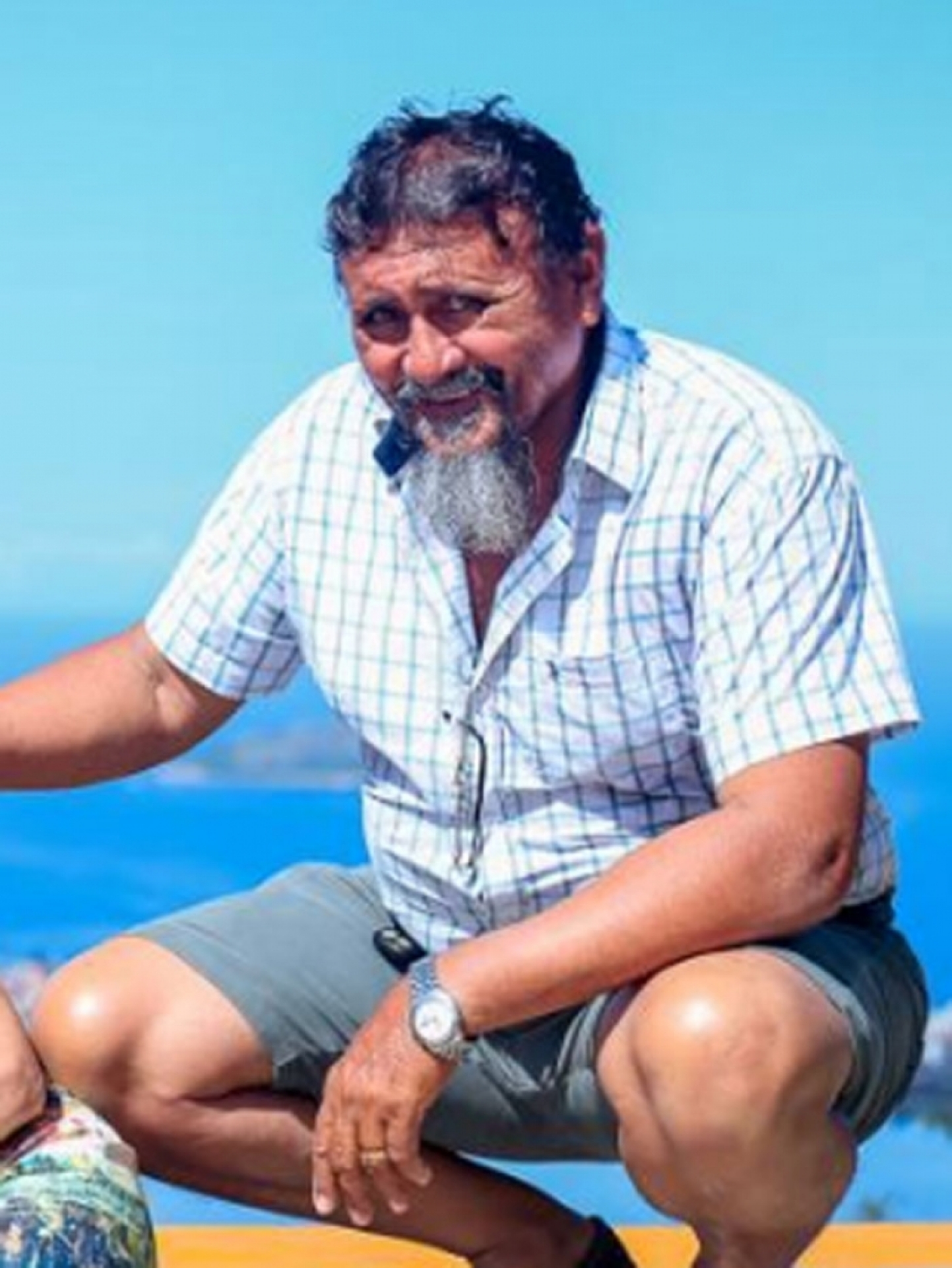 Comerciante foi morto com um tiro nas costas quando ia para padaria no Complexo do Anaia, em São Gonçalo. Família acusa a PM de ter dado o disparo