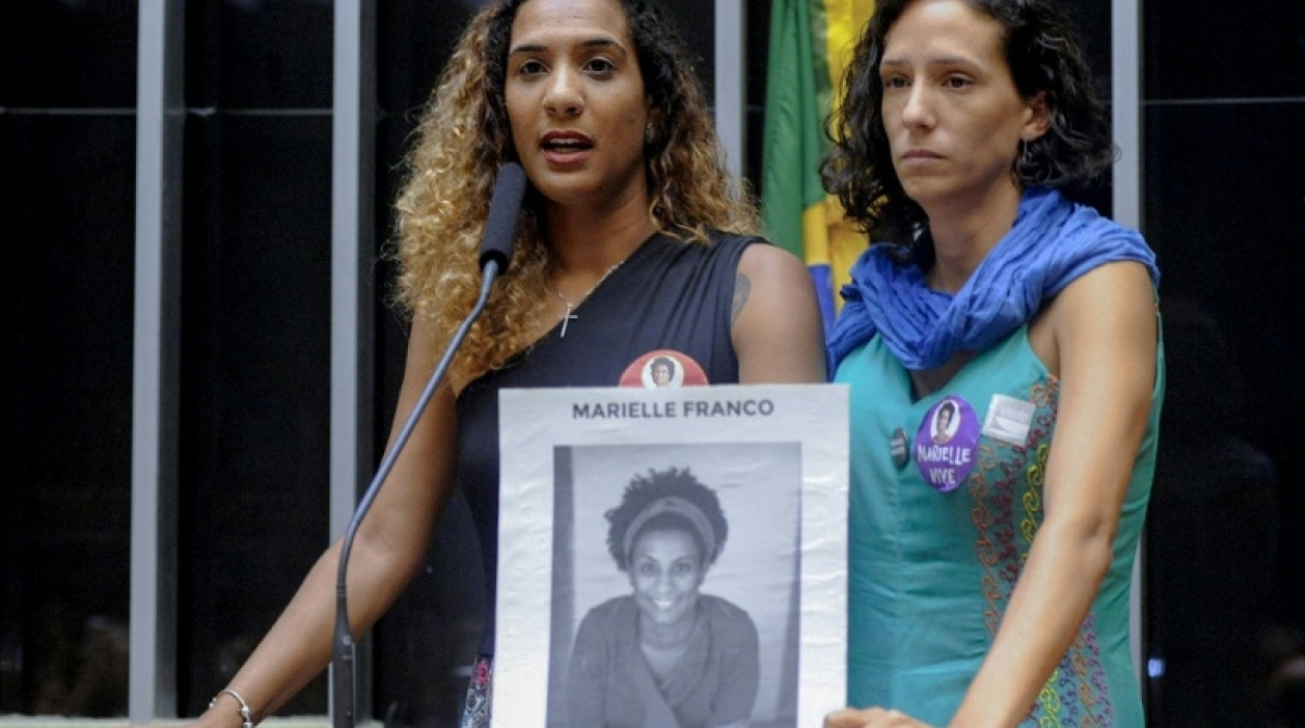 Foto de arquivo distribuída pela Câmara dos Deputados, em 22 de março de 2018, mostra a irmã e namorada da vereadora Marielle Franco, assassinada em março - Brazil's Chamber of Deputies/AFP/Arquivos