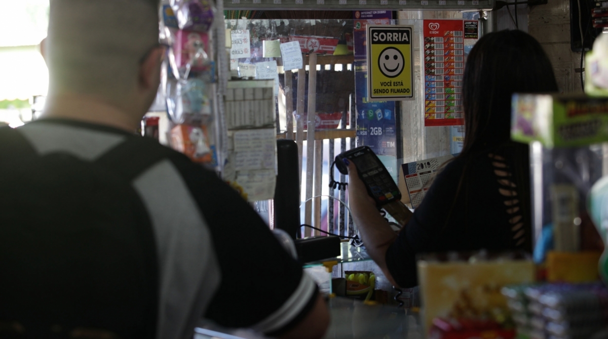 Dona de comércio em Queimados revela que horário de funcionamento vai até 19h devido à violência  - Ricardo Cassiano